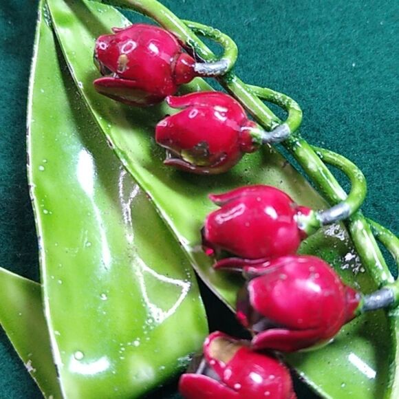 Elegant Red and Green Floral Brooch - Picture 6 of 6